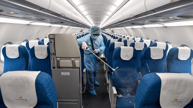 每天航班运行结束后对飞机做预防性消毒。
