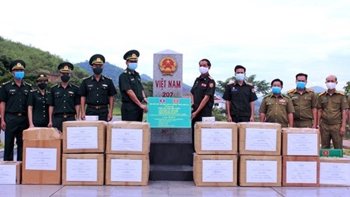 山罗省边防部队向老挝华潘省军事指挥部和公安力量赠送医疗物资。（图片来源：人民军队报网）