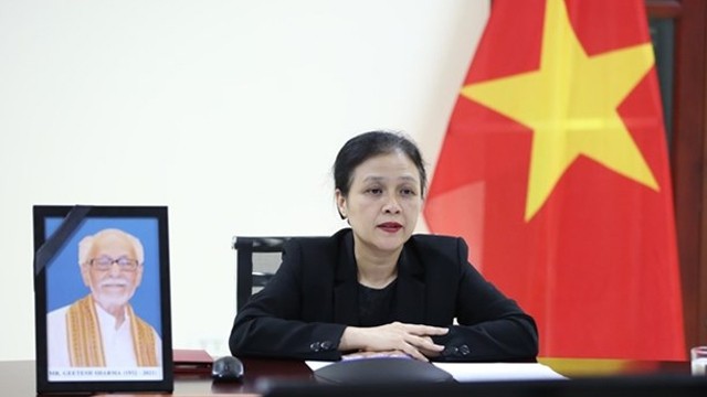 阮芳娥大使在吊唁仪式上发表讲话。