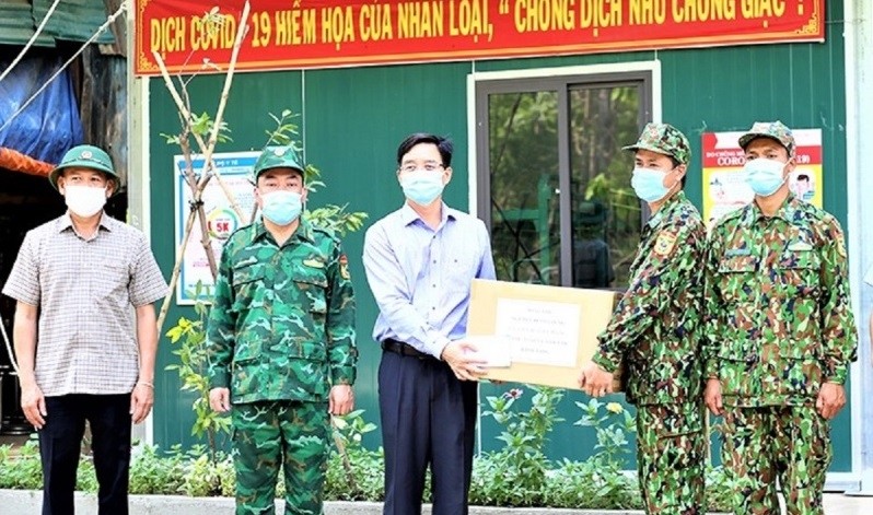 阮廷忠同志向边防指战员赠送慰问品。（图片来源：人民报网）