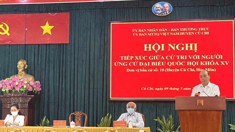 国家主席阮春福参与胡志明市古芝县第十五届国会代表候选人接触选民的会议。