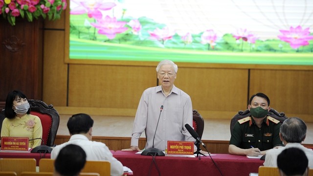 越共中央总书记阮富仲在会议上发表讲话。（登科 摄）