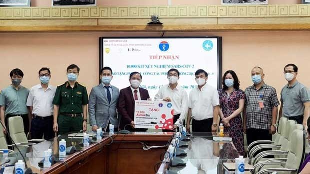 越南卫生部接受了由Ampharco U.S.A公司捐赠的1万件新冠病毒检测试剂盒。