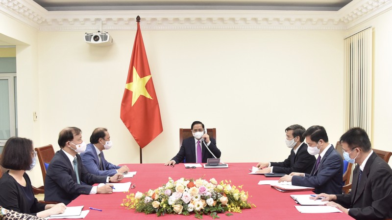 越南政府总理范明正与泰国总理巴育·占奥差通电话。（陈海 摄）