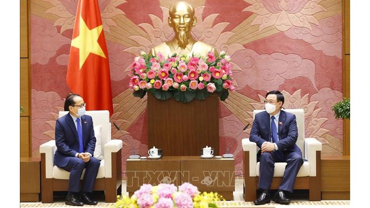 国会主席王廷惠会见柬埔寨驻越南大使查伊·纳芙斯。