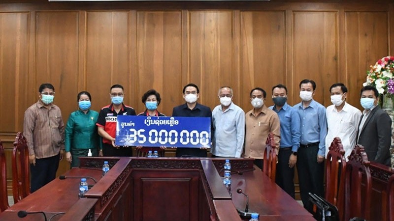 越南驻老挝巴色总领事馆同当地政府携手同心  共同抗击新冠肺炎疫情。