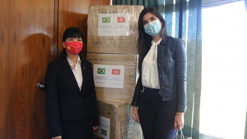 范氏金华大使向巴西众议院办公厅主任娜塔莉亚·莫拉特移交医用口罩。（图片来源：国际报）