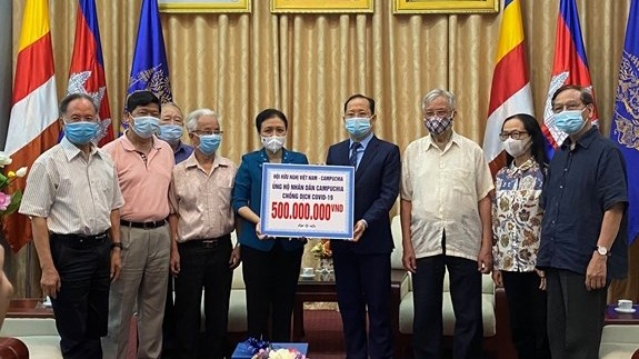 越南友好组织联合会主席阮芳娥向柬埔寨驻越南大使查伊·纳芙斯移交5亿越盾的援助资金。