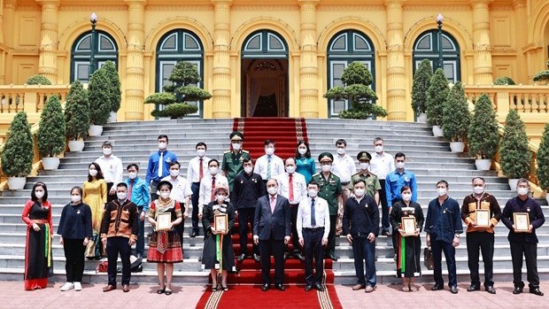 国家主席阮春福与北江省少数民族代表合影。