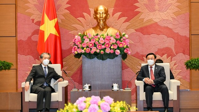 越南国会主席王廷惠会见中国驻越大使熊波。（维灵 摄）