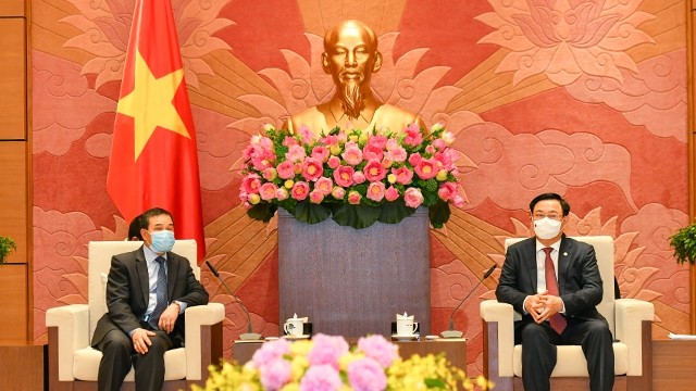 越南国会主席王廷惠会见老挝驻越大使森菲特•宏本让。（维灵 摄）