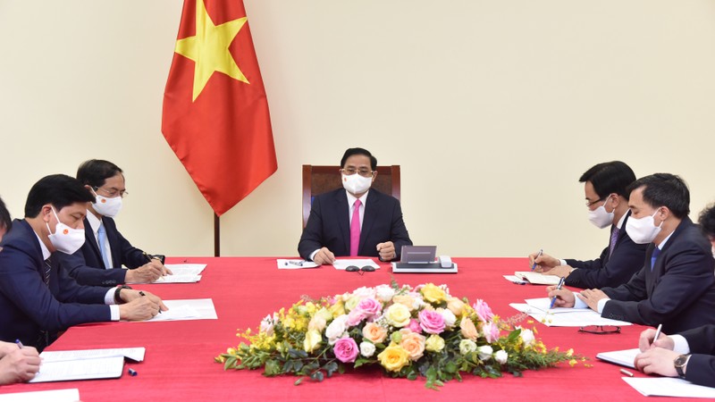 越南政府总理范明正与日本首相菅义伟通电话。（陈海 摄）