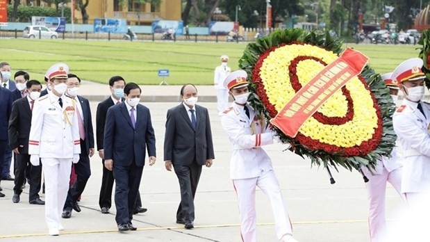 越南党和国家领导人入陵瞻仰胡志明主席遗容。（图片来源：越通社）