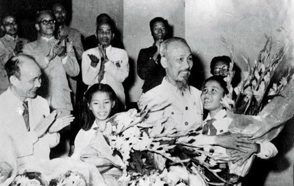 附图：胡志明主席在1955年召开的越南祖国阵线成立大会上。（图片来源：民运杂志网）