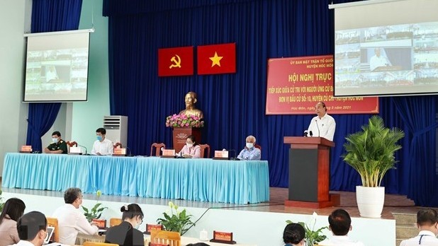 国家主席阮春福接触胡志明市选民。（图片来源：越通社）
