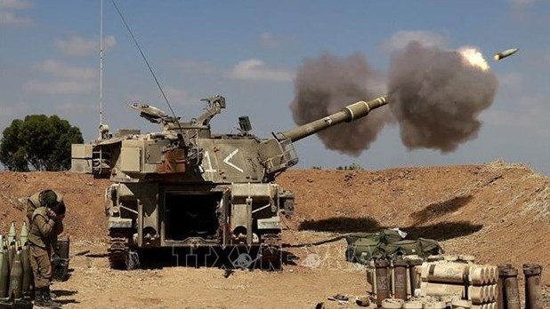 以色列士兵把自行火炮向加沙地带开火。（图片来源：越通社）