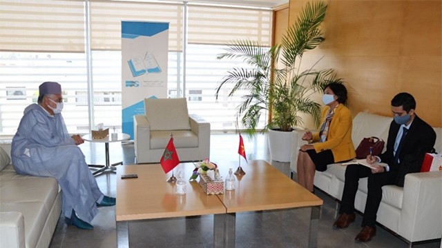 邓氏秋河大使会见摩洛哥进步与社会主义党总书记纳比尔·本阿卜杜拉。（图片来源：国际报）
