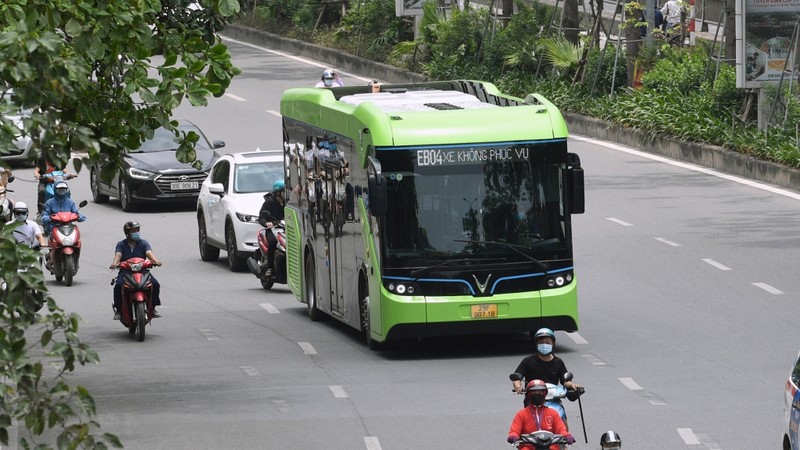 VinBus电动公交车驶上河内街道。