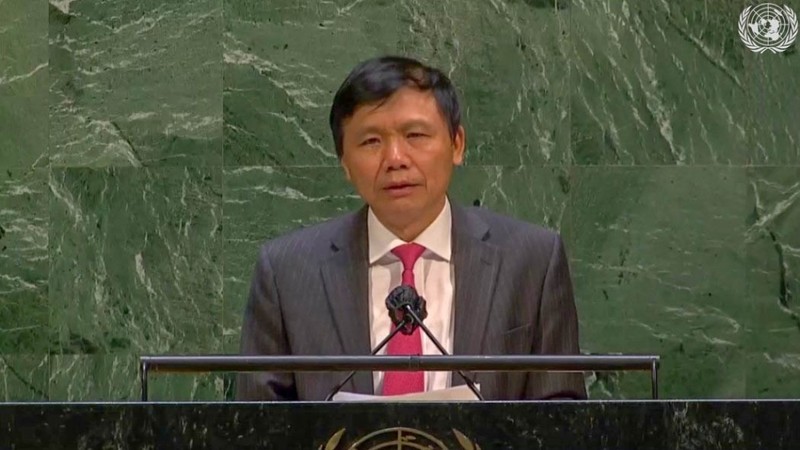 越南常驻联合国代表团团长邓廷贵大使在会上发言。（图片来源：国际报）