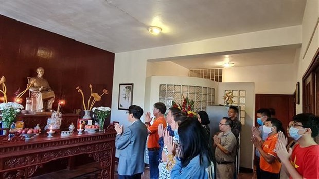 黎辉煌大使与大使馆干部人员、各位专家和旅居莫桑比克越南侨胞向胡伯伯上香。（图片来源：越通社）
