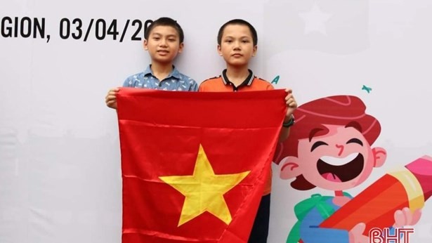 河静省两名初中一年级学生在泰国国际数学竞赛中获得铜牌。（图片来源：河静报）