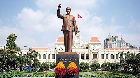 附图：胡志明市中心广场上的胡志明塑像。