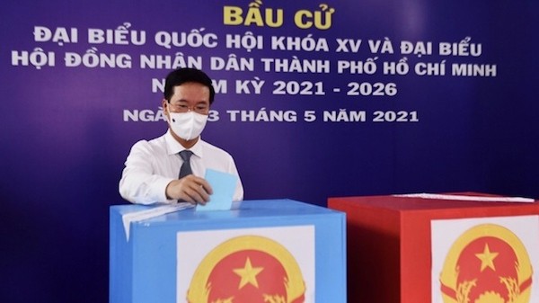 越共中央书记处常务书记武文赏在胡志明市参加投票。