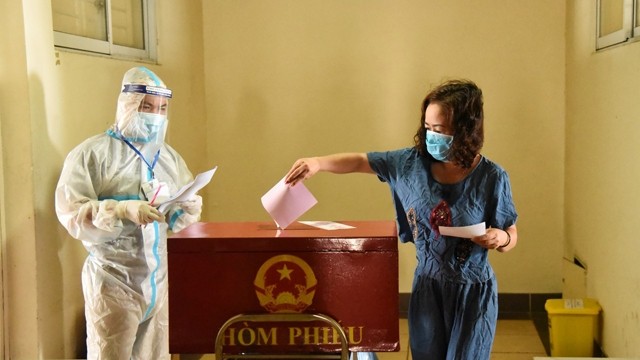 选民在疫情防控隔离点进行投票。