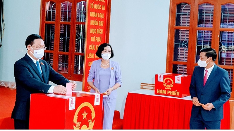 国会主席王廷惠在海防市安老县安老镇第一投票区参加投票。
