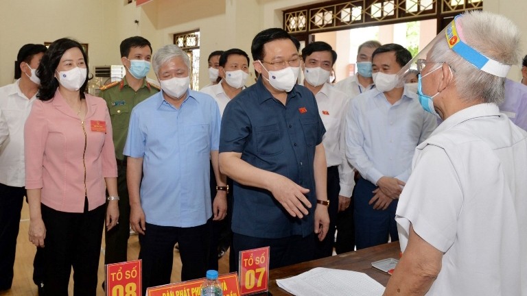 越南国会主席王廷惠前往北江省和北宁省检查选举工作。
