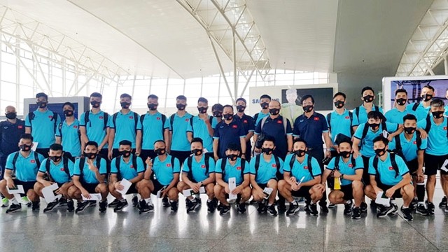 越南足球队在机场合影。
