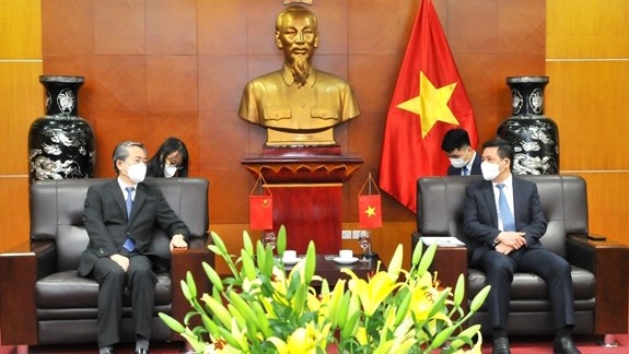 越南工贸部部长阮鸿延会见中国驻越南大使熊波。