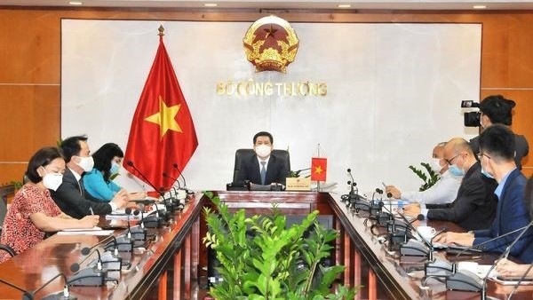 越南工贸部部长阮鸿延与日本经济再生大臣西村康稔通电话。