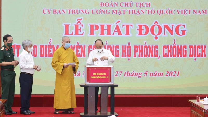 国家主席阮春福为活动捐款。