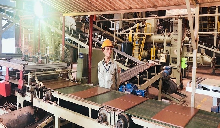 越地砖瓦股份公司的砖头自动生产车间。