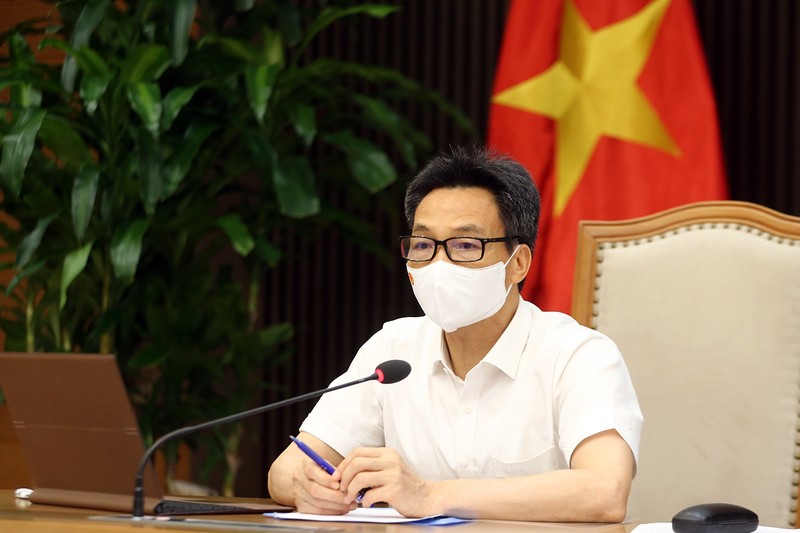越南政府副总理、国家新冠肺炎疫情防控指导委员会主任武德儋主持会议。（图片来源：VGP）