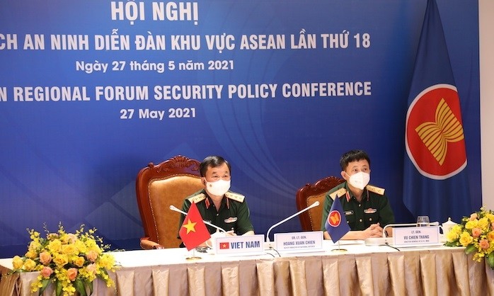 越南国防部副部长黄春战上将率领越南代表团与会。