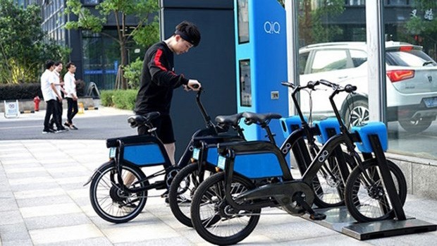 QIQ公司制造的1电动助力自行车。