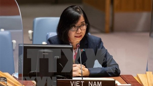 越南常驻联合国代表团副团长、公使衔参赞阮芳茶在会议上发表讲话。（图片来源：越通社）