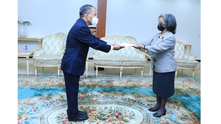 越南驻坦桑尼亚兼驻埃塞俄比亚大使阮南进向埃塞俄比亚总统萨赫勒-沃克·祖德递交国书。