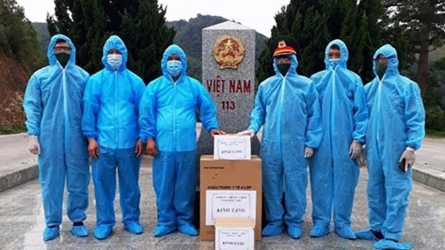 富寿省军事指挥部向老挝赠送防疫的医疗物资。（图片来源：人民军队报）