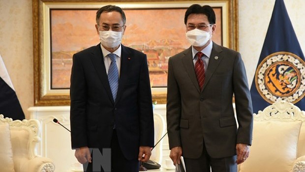 泰国副总理兼商务部长朱林（右）同越南新任驻泰国大使潘志诚合影。