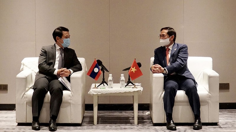 越南外交部长裴青山会见老挝外交部长沙伦赛•贡玛西。