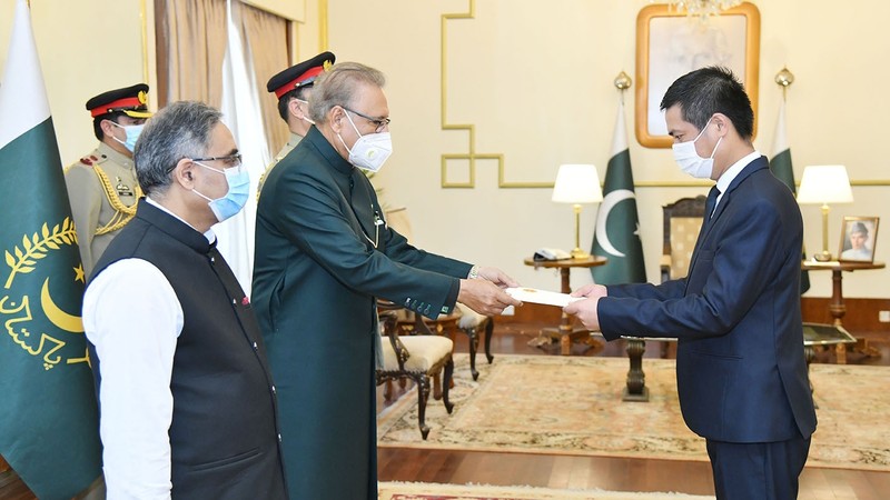 阮先锋大使向巴基斯坦总统阿里夫·阿尔维递交国书。（图片来源：国际报）