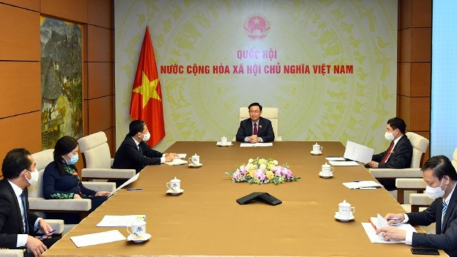 越南国会主席王廷惠与俄罗斯联邦委员会主席瓦莲京娜•伊万诺芙娜•马特维延科通电话。（维灵 摄）