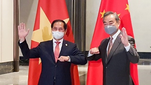 越南外交部部长裴青山（左）已与中国国务委员兼外交部部长王毅。