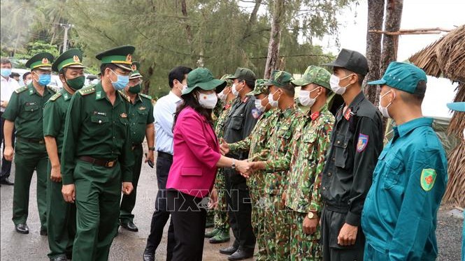 越南国家副主席武氏映春走访慰问西南边境地区新冠疫情防控一线人员。
