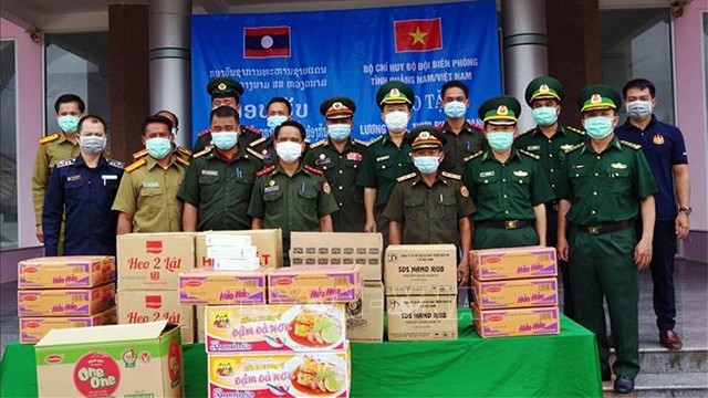 广南省边防部队向老挝色贡省边境保护力量捐赠粮食和医疗物资。（图片来源：越通社）