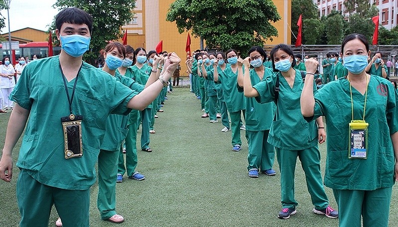 广宁省汪秘市越南瑞典医院医务人员启程赴北江省支援抗疫。