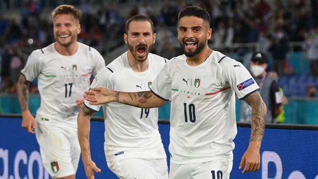 意大利球员们庆祝进球。